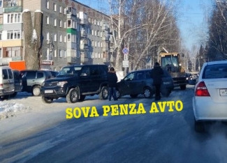 На улице Кронштадтской в Пензе образовалась пробка из-за ДТП