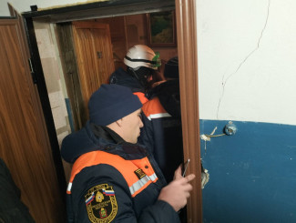 Пензенские спасатели помогли врачам попасть в квартиру на улице Ульяновской