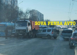 В Пензе из-за аварии осложнено движение на улице Карпинского