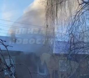 В Пензе с пожаром на улице Ключевского боролись 14 человек