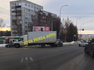 На улице Кижеватова в Пензе легковушка врезалась в фургон