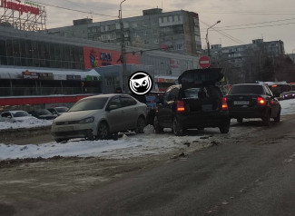 Напротив ТЦ Онежский в Пензе образовалась пробка из-за ДТП