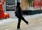 Шоу на льду: жительница Пензы прокатилась на коньках по улице Московской