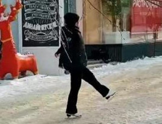 Шоу на льду: жительница Пензы прокатилась на коньках по улице Московской