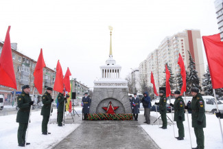 В Пензе возложили цветы в честь 80-летия снятия блокады Ленинграда