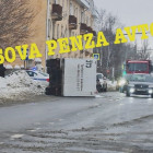 На улице Тухачевского в Пензе перевернулся фургон