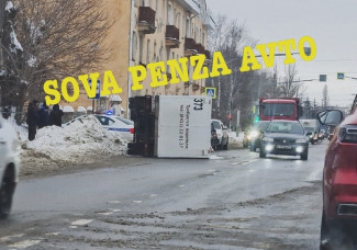 На улице Тухачевского в Пензе перевернулся фургон