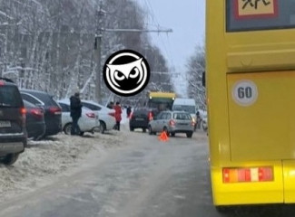 В Пензе из-за аварии парализовало улицу Попова