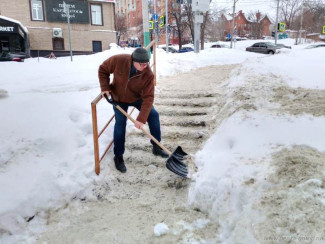 В центре Пензы проведена очистка тротуаров от снега и наледи