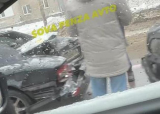 На проспекте Строителей в Пензе жестко столкнулись внедорожник и легковушка