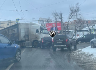В Пензе фура врезалась в Калину