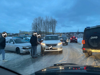 Возле ТРЦ Коллаж в Пензе две машины попали в жесткую аварию