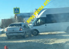 На улице Сухумской в Пензе столкнулись микроавтобус и легковушка
