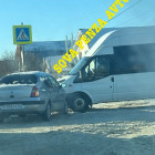 На улице Сухумской в Пензе столкнулись микроавтобус и легковушка