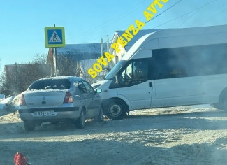 На улице Сухумской в Пензе столкнулись микроавтобус и легковушка