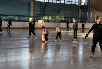 В Пензе организовали сеанс катания на коньках для семей военнослужащих