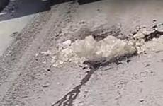 Новые технологии: в Пензе ямы на дорогах начали засыпать снегом
