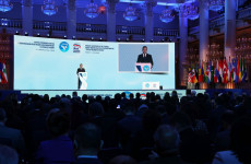 Единая Россия провела масштабный форум, посвященный борьбе с неоколониализмом