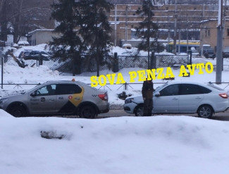На проспекте Победы в Пензе случилась авария с машиной такси