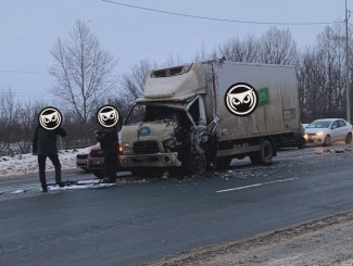 На окраине Пензы в жесткой аварии изуродовало фургон