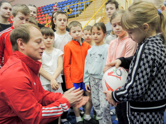 В Пензе для детей, эвакуированных из Белгорода, провели мастер-класс по регби