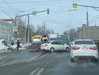 В Пензе из-за аварии парализовало улицу Гагарина