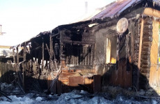 В поселке под Пензой загорелся срубовой дом