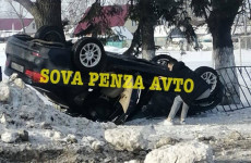 Жесткая авария в Пензенской области: легковушка перевернулась на крышу