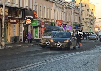 В центре Пензы столкнувшиеся машины перекрыли две полосы движения