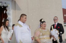 На цыганскую пару, игравшую свадьбу, обрушился дождь из золота и евро