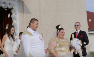 На цыганскую пару, игравшую свадьбу, обрушился дождь из золота и евро