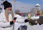 В Спутнике 8 марта традиционно вручали цветы на улицах