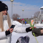 В Спутнике 8 марта традиционно вручали цветы на улицах
