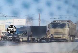 На улице Чаадаева в Пензе разбился фургон