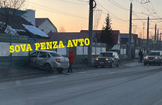 На улице Терновского в Пензе легковушка впечаталась в забор