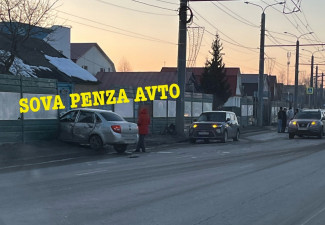 На улице Терновского в Пензе легковушка впечаталась в забор