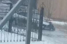 В Пензенской области мужчина выталкивал машину из ямы, стоя по пояс в воде. ВИДЕО