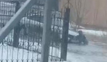 В Пензенской области мужчина выталкивал машину из ямы, стоя по пояс в воде. ВИДЕО