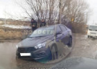 Пензенский водитель провалился в гигантскую яму в Терновке