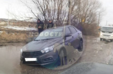 Пензенский водитель провалился в гигантскую яму в Терновке