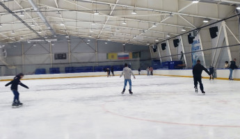 В Пензе для трудных подростков провели сеанс массового катания на коньках