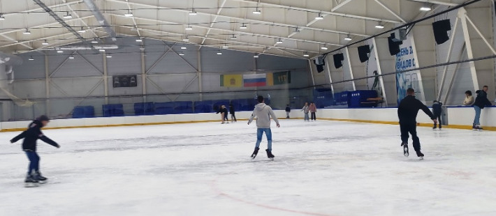 В Пензе для трудных подростков провели сеанс массового катания на коньках