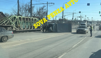 На улице Терновского в Пензе перевернулся фургон