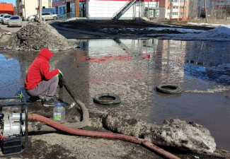 На улице Клары Цеткин в Пензе выполнили откачку талых вод