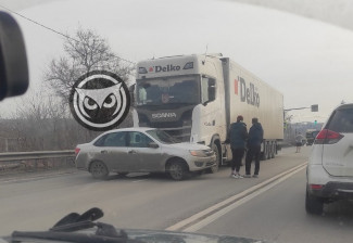 На трассе М5 в Пензе фура врезалась в легковой автомобиль