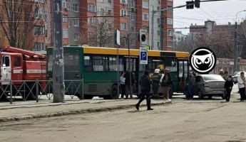 В Пензе случилось ДТП с автобусом, на месте работают спасатели