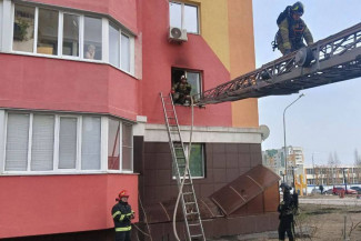 В Пензе 24 человека тушили пожар на улице Антонова
