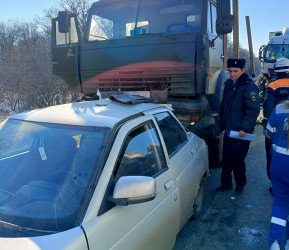 В Пензенской области столкнулись грузовик и легковушка: на месте работали спасатели