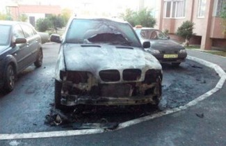 Бригада спасателей тушила BMW в Спутнике