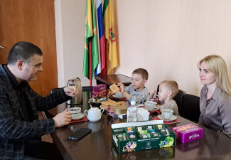 Глава администрации Железнодорожного района Пензы встретился с семьей участника СВО